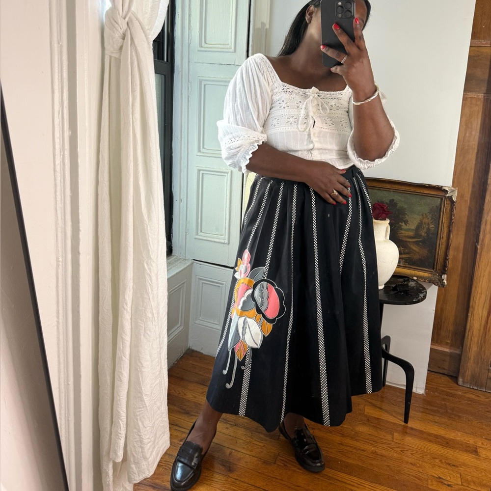 50s Black and white polka dot circle skirt with a large salmon graphic flowers - Picture 6 of 10